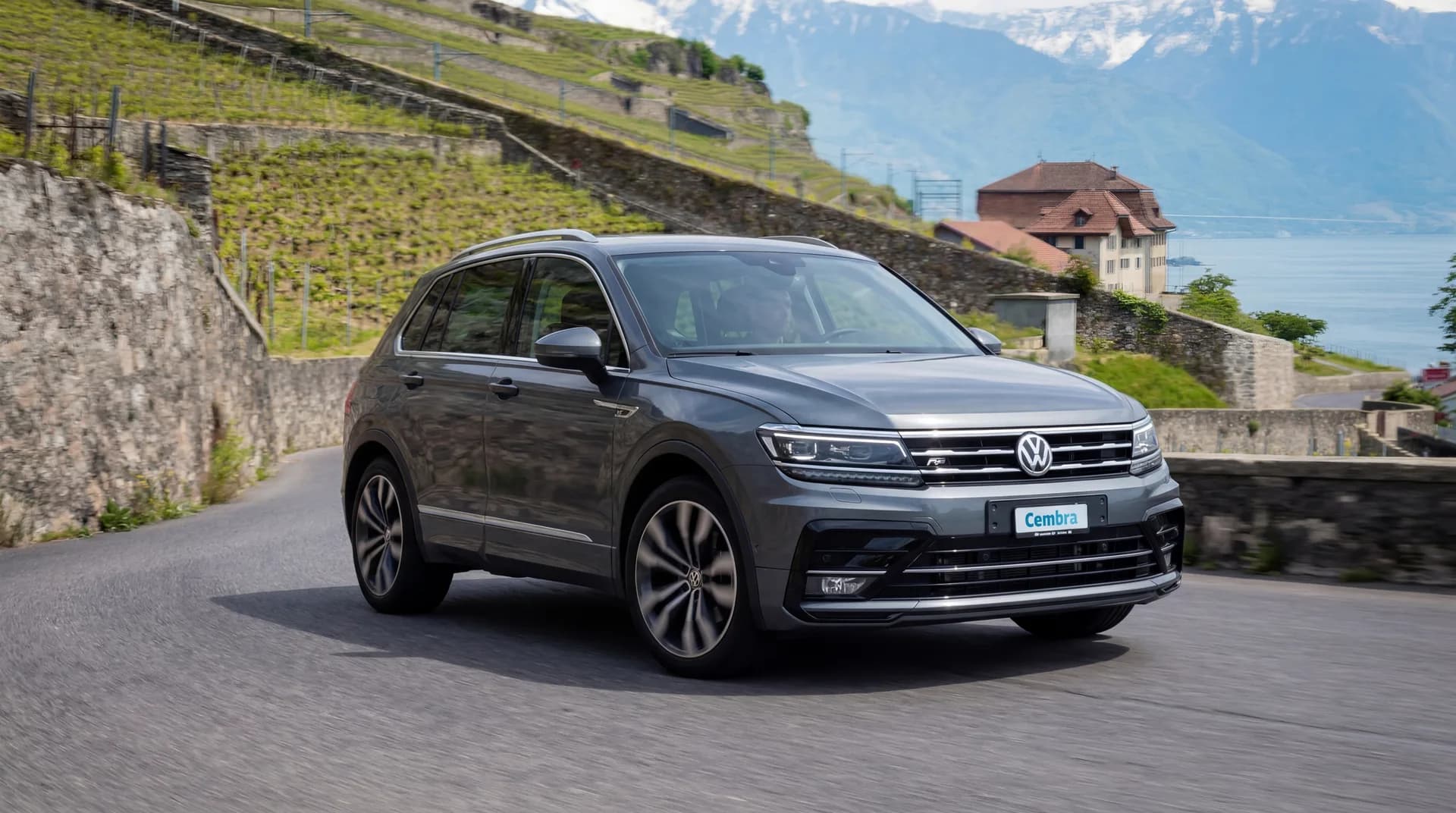 Volkswagen Tiguan sur la route de Lavaux — photomontage Studio Asphalte