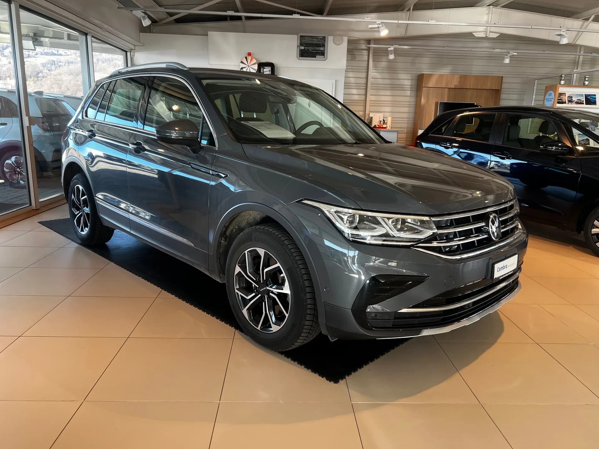 Volkswagen Tiguan au garage — photo standard