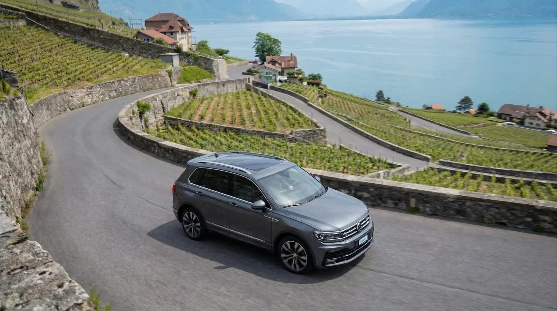 Tiguan dans un paysage suisse